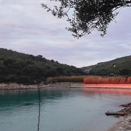 Resort Village T.N. Milna Vis Exterior foto